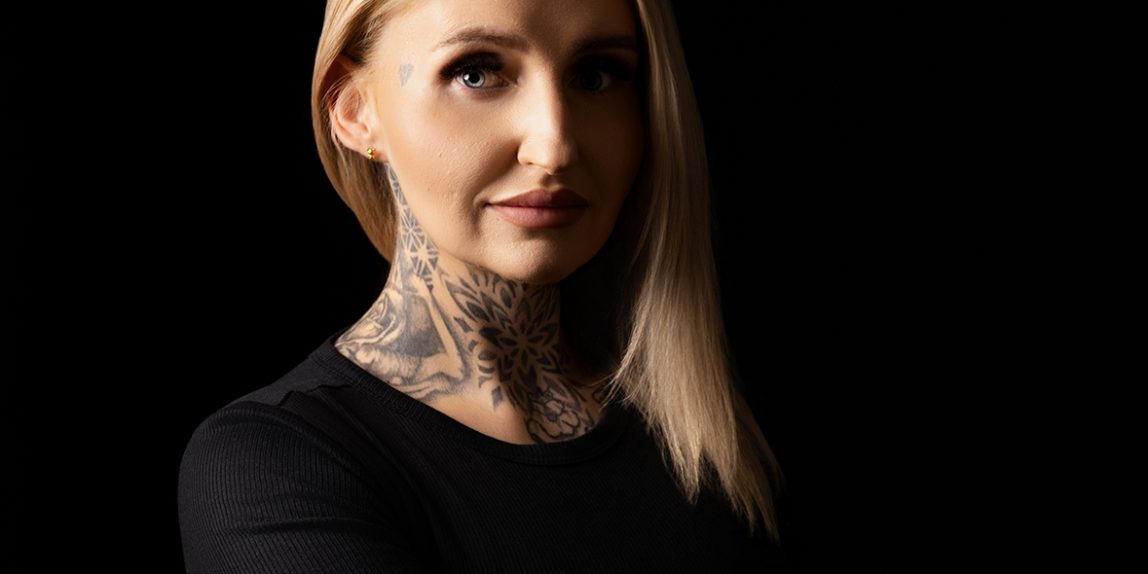 Profesjonalne zdjęcia biznesowe u fotografa – autentyczny wizerunek kontra sztuczna inteligencja AI.